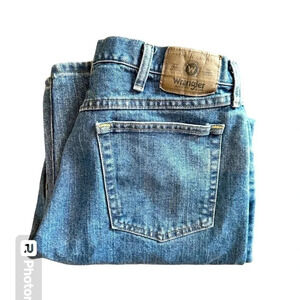 Wrangler relaxed fit jeans. Medium wash size 36x32